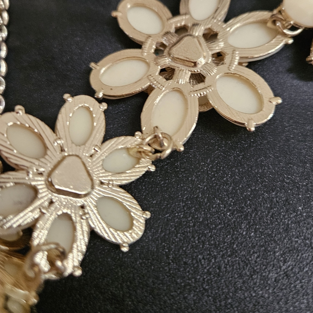 Charming Charlie Cabochon Flower Necklace Beautiful - Picture 6 of 6